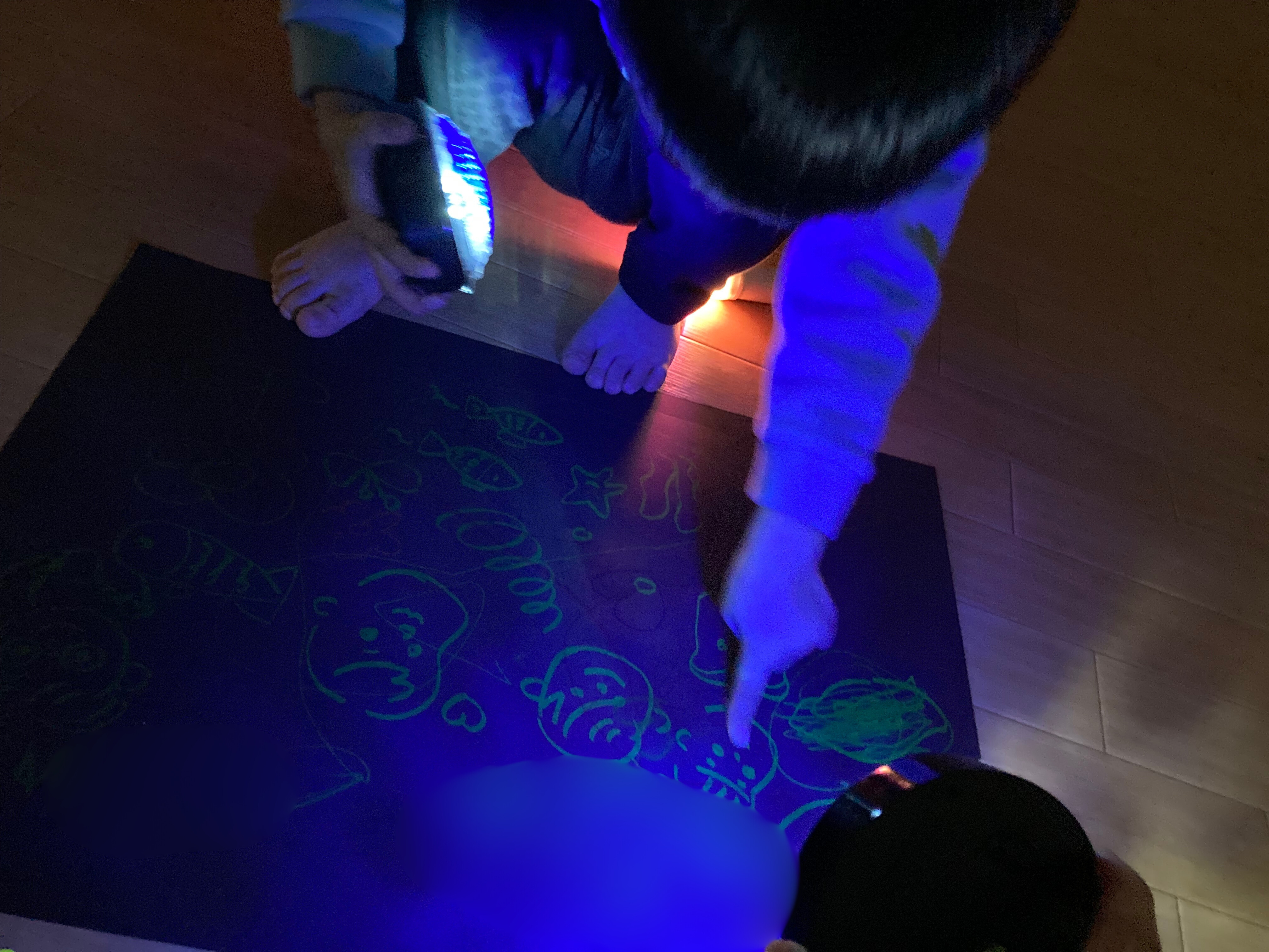 お部屋を暗くして光遊び🔦 | LeettaからのおしらせΙ児童発達支援保育